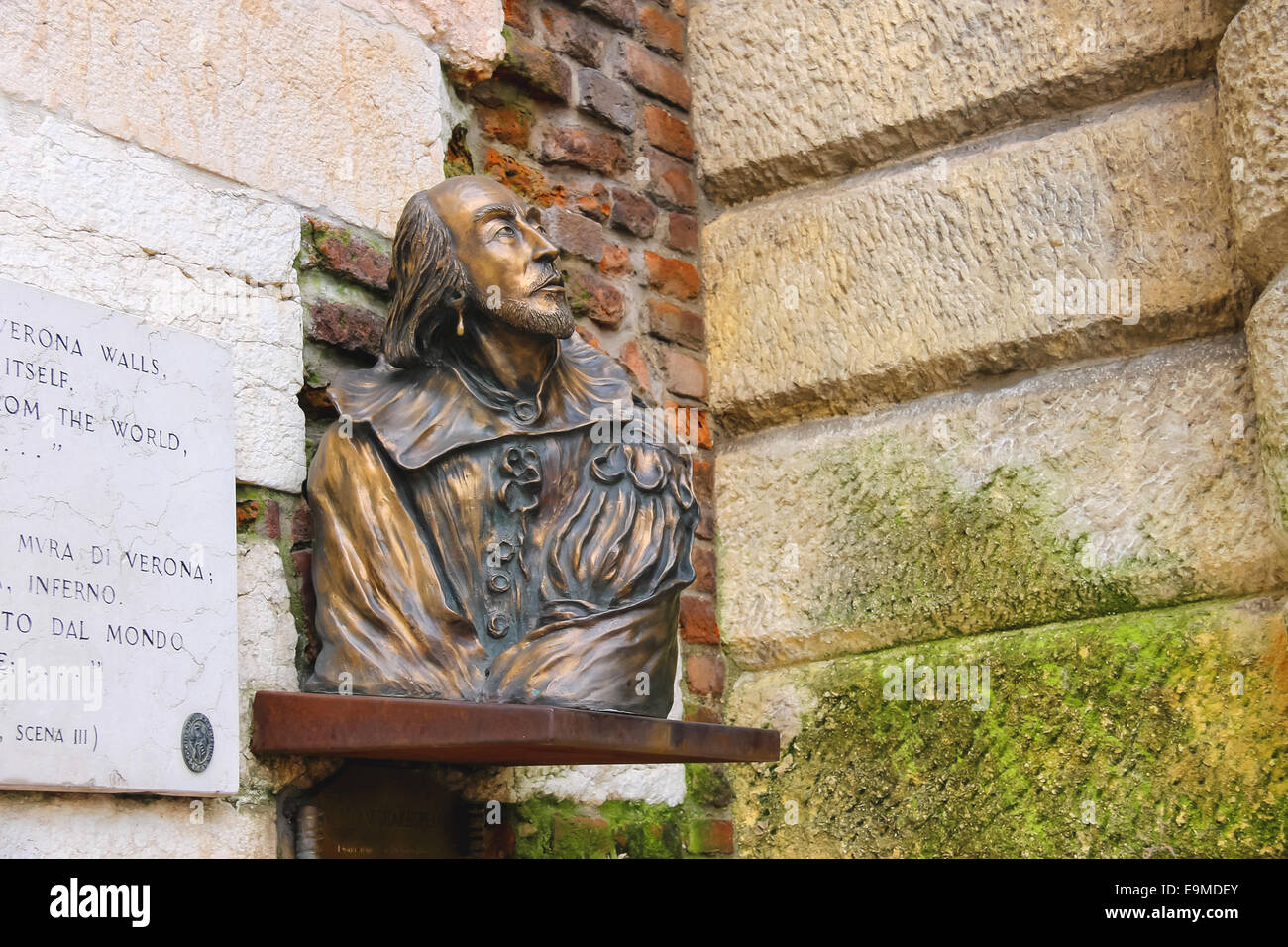 Bronze bust of William Shakespeare in Verona, Italy Stock Photo
