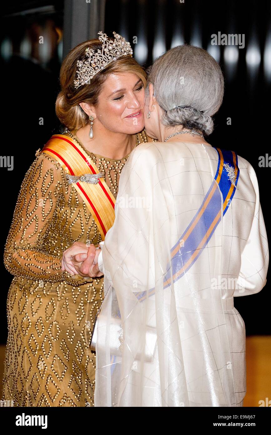 Tokyo, Japan. 29th Oct, 2014. Japanese Empress Michiko (R) welcomes Dutch Queen Maxima for a State Dinner at the Imperial Palace in Tokyo, Japan, 29 October 2014. The Dutch King and Queen are on a four-day state visit to Japan. Credit:  dpa picture alliance/Alamy Live News Stock Photo