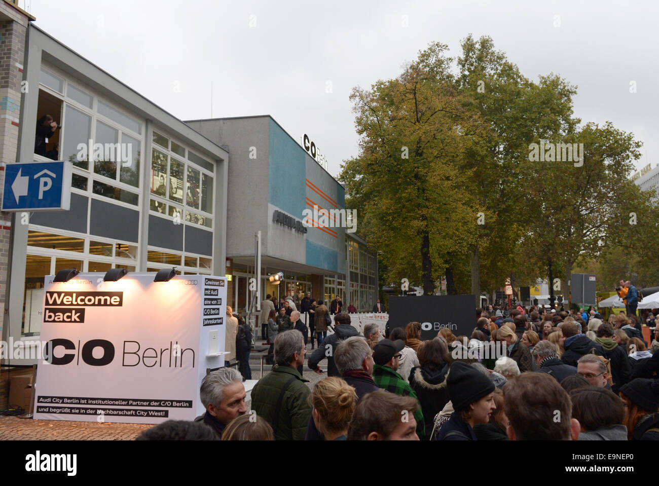 Berlin Germany 30th Oct 2014 The First Visitors Wait For