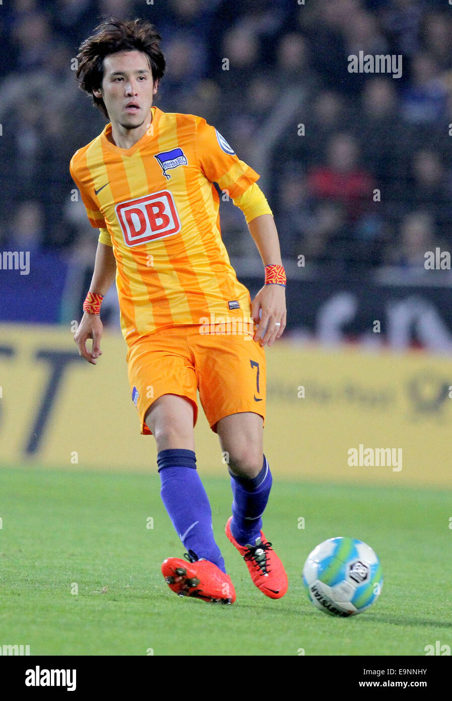 Bielefeld, Germany. 28th Oct, 2014. Berlin's Hosogai Hajime in action during the DFB second round match between Arminia Bielefeld and Hertha BSC in Schueco Arena in Bielefeld, Germany, 28 October 2014. Photo: OLIVER KRATO/dpa/Alamy Live News Stock Photo
