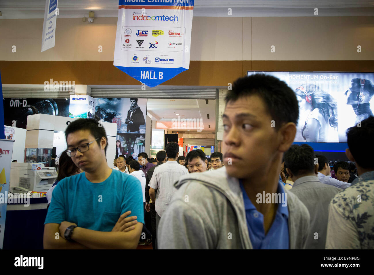 Jakarta, Indonesia. 30th October, 2014. Visitors at the Exhibition. Indonesia held Indocomtech Computer exhibition at Jakarta Convention Center. Many big brand product such as HP, Dell, Lenovo join the exhibition by giving huge discount to get attention from visitor. Credit:  Donal Husni/Alamy Live News Stock Photo