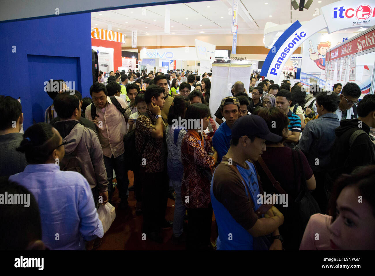 Jakarta, Indonesia. 30th October, 2014. Interest of visitors at the Exhibition. Indonesia held Indocomtech Computer exhibition at Jakarta Convention Center. Many big brand product such as HP, Dell, Lenovo join the exhibition by giving huge discount to get attention from visitor. Credit:  Donal Husni/Alamy Live News Stock Photo