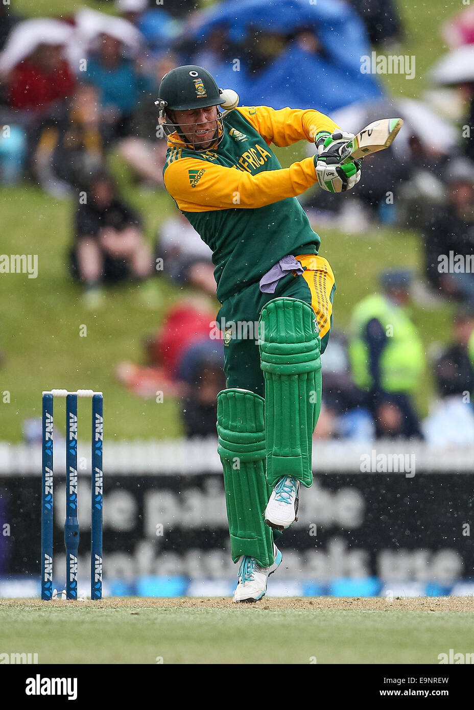 Hamilton, New Zealand. 27th Oct, 2014. South Africa captain AB de Villers gets into an awkward position playing a short ball from New Zealand's Tim Southee during the ANZ One Day International Series, NZ v South Africa at Seddon Park, Hamilton, New Zealand © Action Plus Sports/Alamy Live News Stock Photo