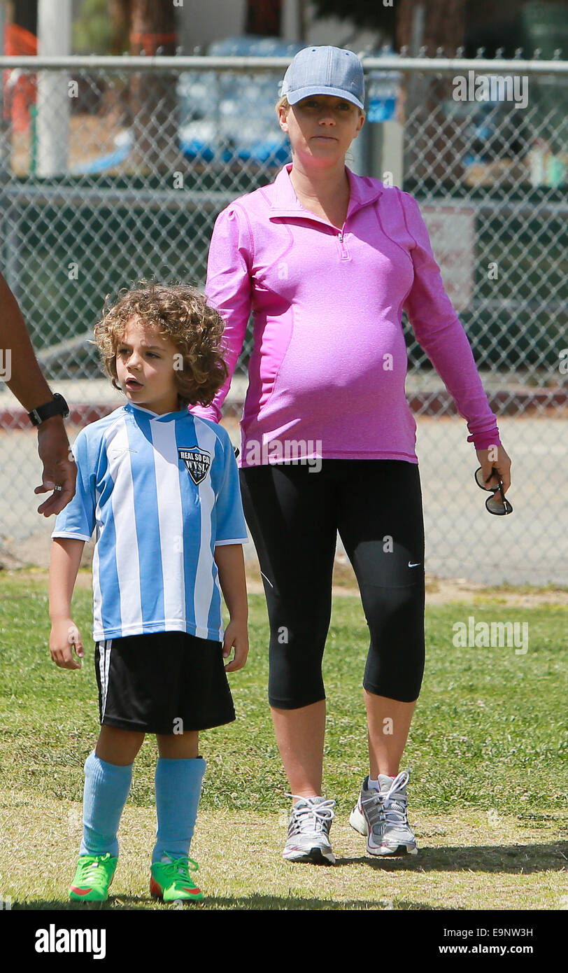 Kendra wilkinson pregnant hires stock photography and images Alamy
