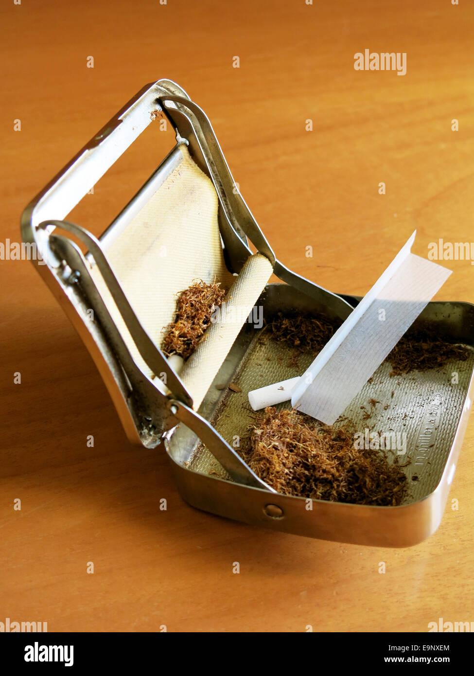 Hand rolling cigarettes hires stock photography and images Alamy