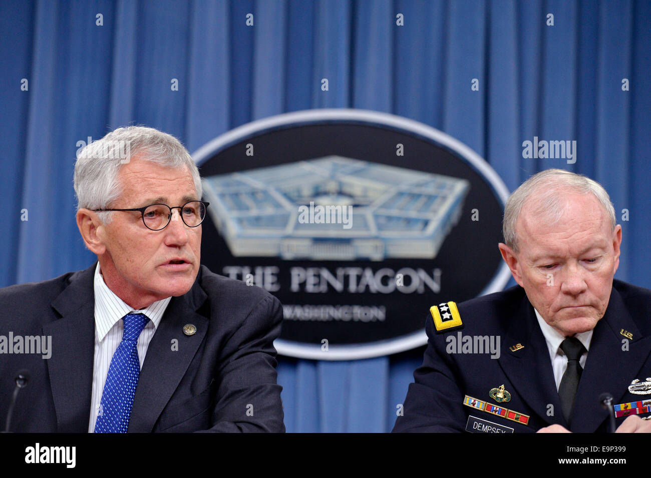 Washington, DC, USA. 30th Oct, 2014. US Secretary of Defense Chuck Hagel (L) and Chairman of the Joint Chiefs of Staff General Martin Dempsey hold a press briefing at the Pentagon in Washington, DC Oct. 30, 2014. Credit: Yin Bogu/Xinhua/Alamy Live News Stock Photo