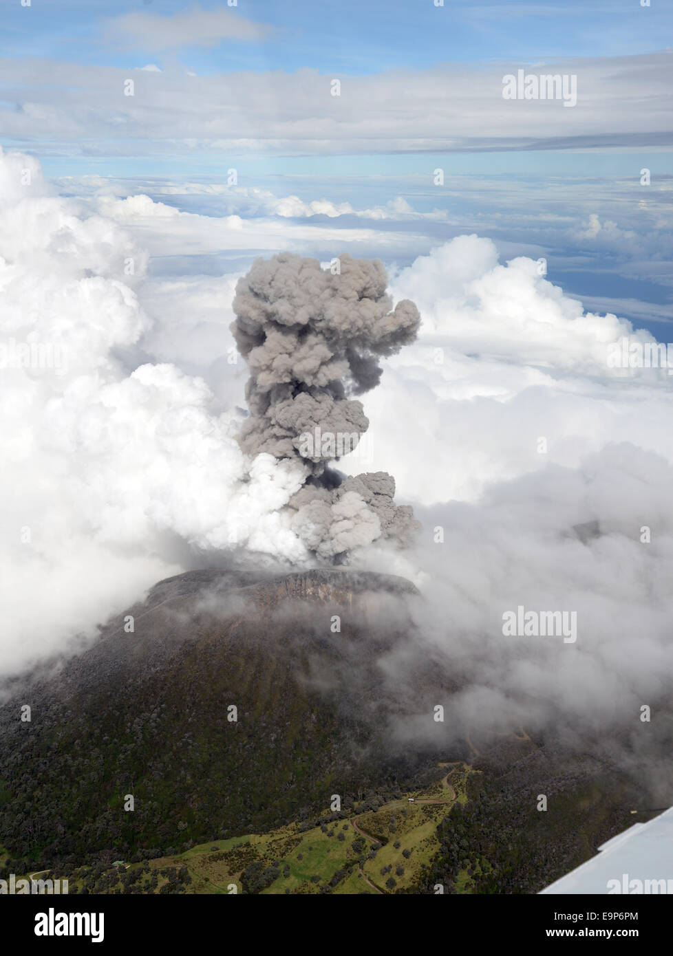 (141031) -- SANTA CRUZ DE TURRIALBA, Oct. 31, 2014 (Xinhua) -- Image provided by the Seismological National Network of members of the Volcanological and Seismological Observatory of Costa Rica (OVSICORI, for its acronym in Spanish), of smoke columns rising from the Turrialba Volcano after an eruption, near Santa Cruz de Turrialba, 65km northeast of San Jose, capital of Costa Rica, on Oct. 30, 2014. The Turrialba Volcano presented an eruption of ashes and stones on Thursday, provoking the evacuation of residents living in the surrounding area, according to the local press. (Xinhua/Volcanologica Stock Photo