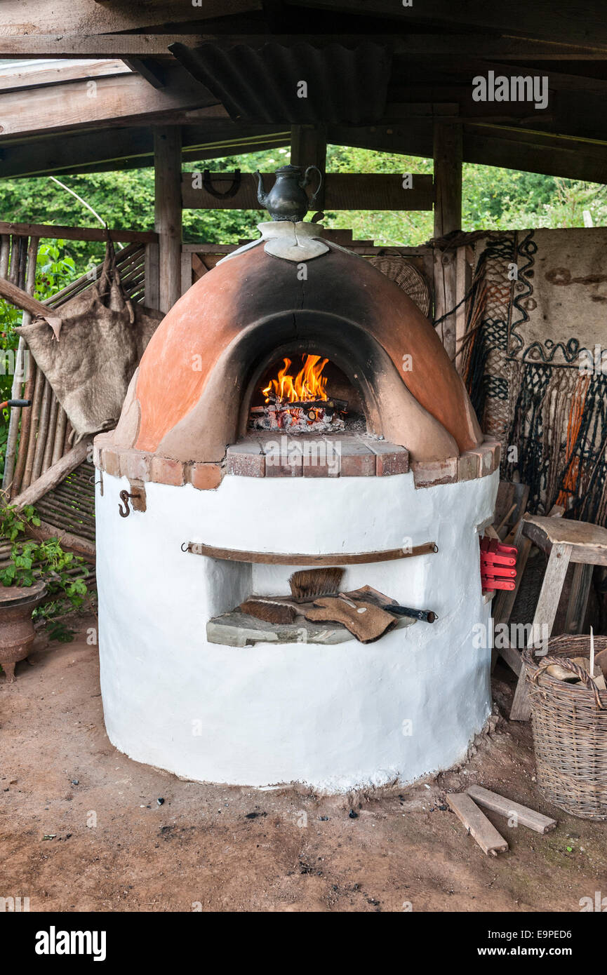 https://c8.alamy.com/comp/E9PED6/a-home-made-wood-fired-clay-pizza-oven-uk-E9PED6.jpg