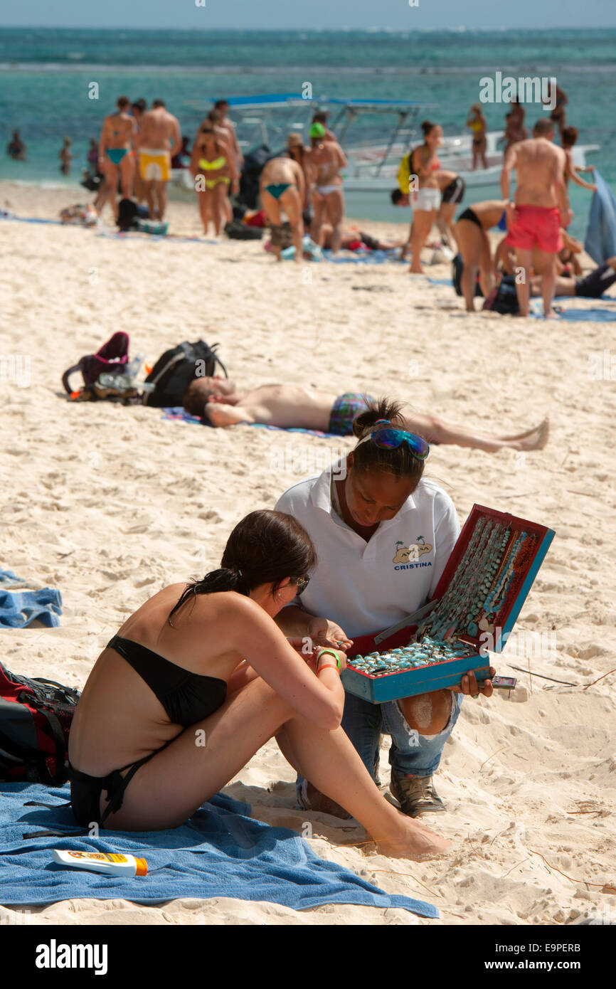 Dominikanische Republik, Osten, Bayahibe, Parque Nacional del Este, Insel Saona, fliegender Händler am Strand Stock Photo