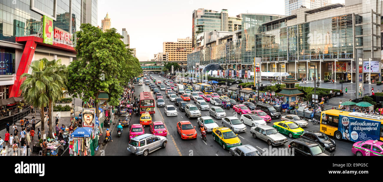 Streetscape with traffic jam in the city centre of Bangkok, Thailand | Berufsverkehr mit Verkehrsstau in der Innenstadt von Bang Stock Photo