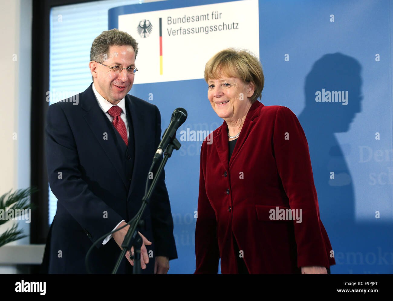 Cologne, Germany. 31st Oct, 2014. German Chancellor Angela Merkel (R) and the president of the Federal Office for the Protection of the Constitution (BfV) Hans-Georg Maaßen (L) speak in the office of the BfV in Cologne, Germany, 31 October 2014. Photo: Oliver Berg/dpa/Alamy Live News Stock Photo