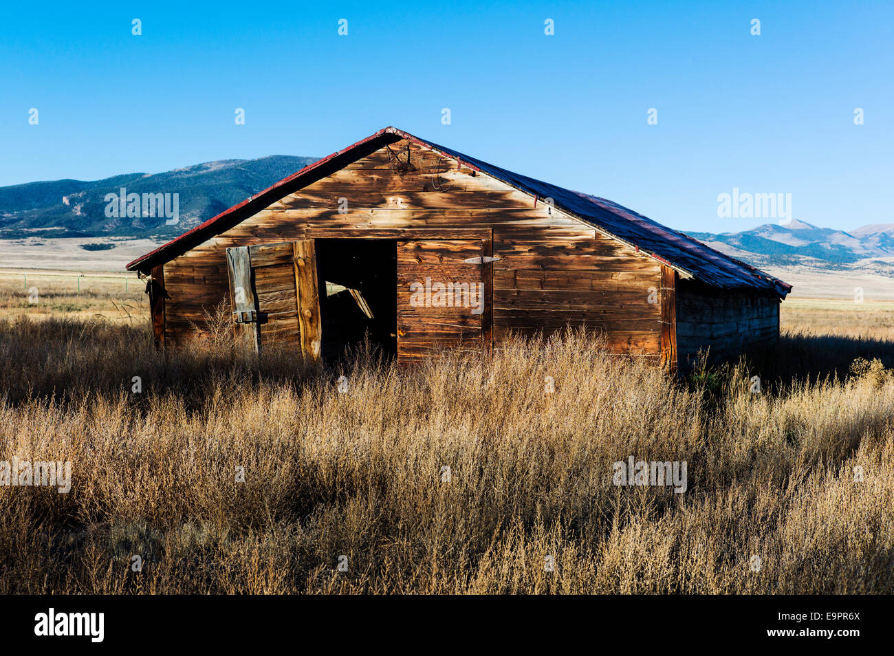 Abandoned ranch building on Monte Vista National Wildlife Refuge, Central Colorado, USA Stock Photo