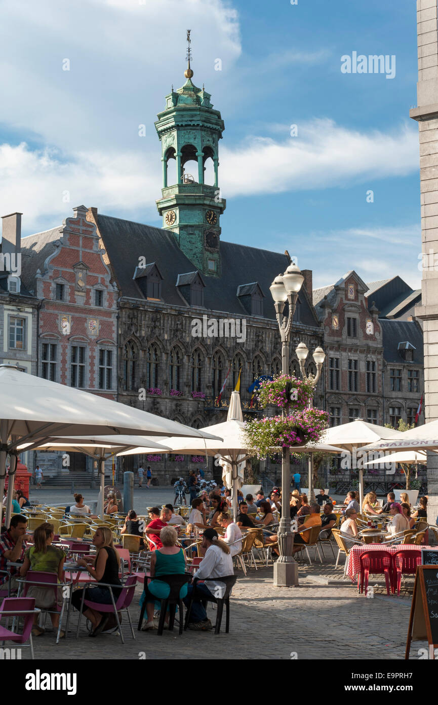 Rathaus, Straßencafé auf Grand Place, Mons, Hennegau, Wallonie, Belgien, Europa | guild hall, cafe on Grand Place, Mons, Hennega Stock Photo