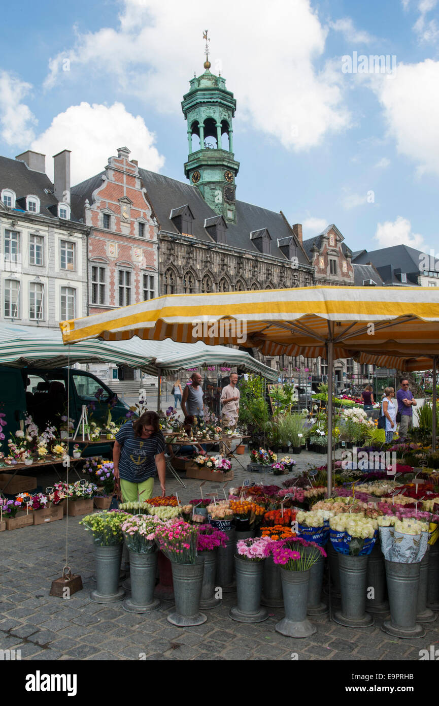 Rathaus, Wochenmarkt auf Grand Place, Mons, Hennegau, Wallonie, Belgien, Europa | guild hall, market on Grand Place, Mons, Henne Stock Photo