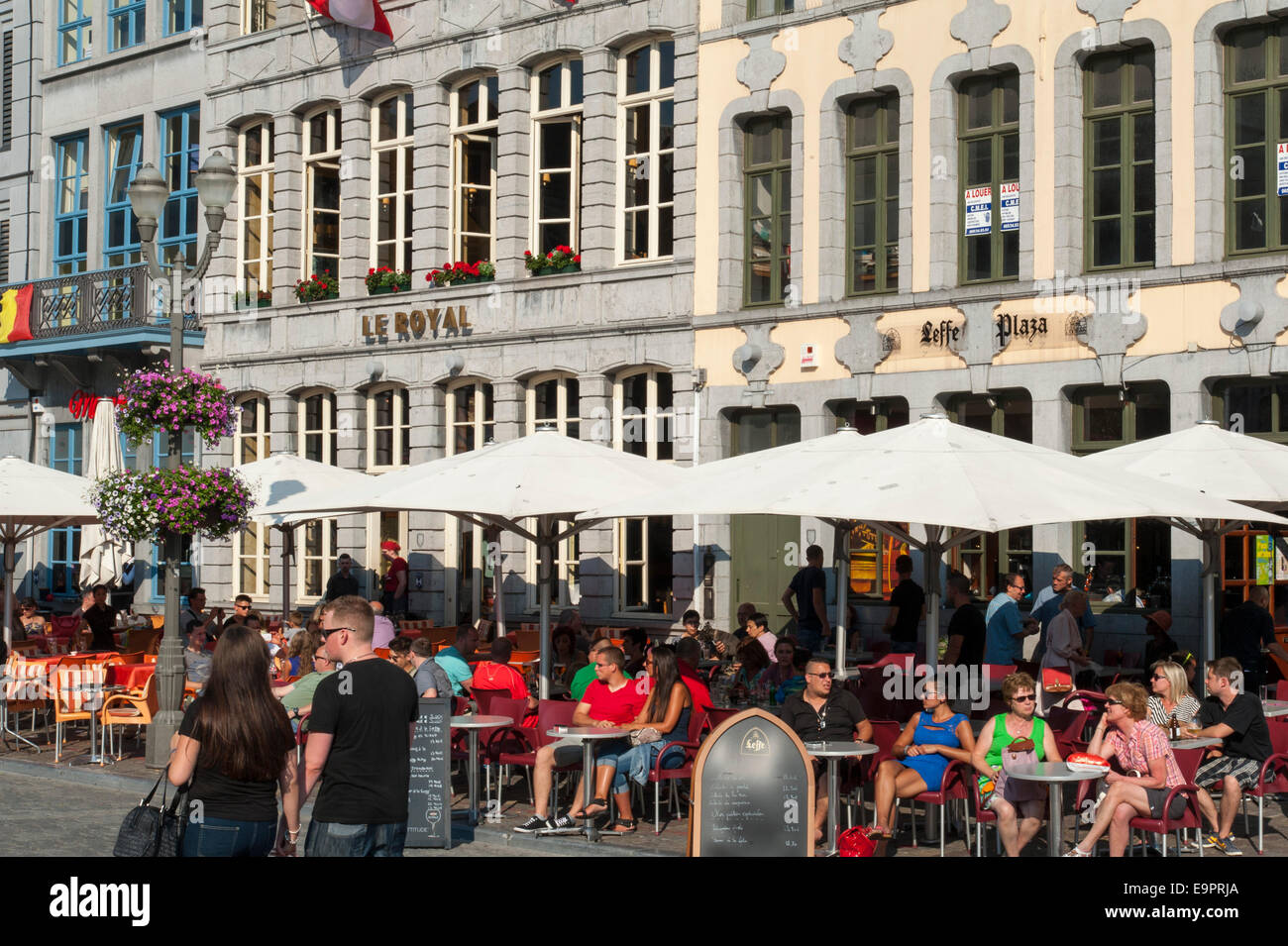 belebte Grand Place, Mons, Hennegau, Wallonie, Belgien, Europa | vivid Grand Place, Mons, Hennegau, Wallonie, Belgium, Europe Stock Photo