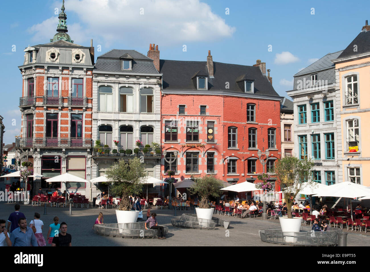 belebte Grand Place, Mons, Hennegau, Wallonie, Belgien, Europa | vivid Grand Place, Mons, Hennegau, Wallonie, Belgium, Europe Stock Photo