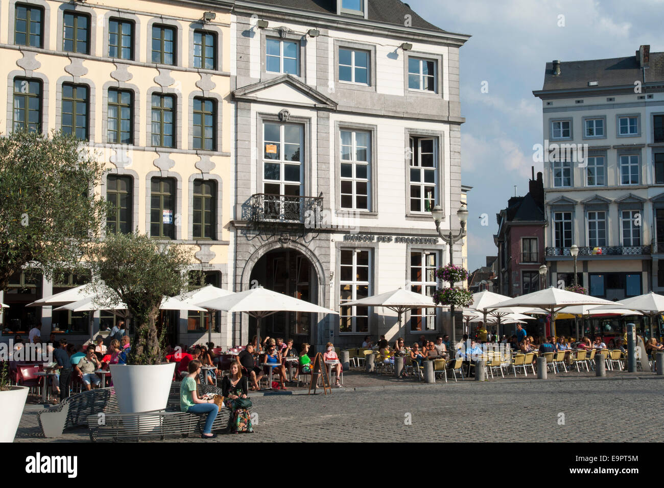 belebte Grand Place, Mons, Hennegau, Wallonie, Belgien, Europa | vivid Grand Place, Mons, Hennegau, Wallonie, Belgium, Europe Stock Photo