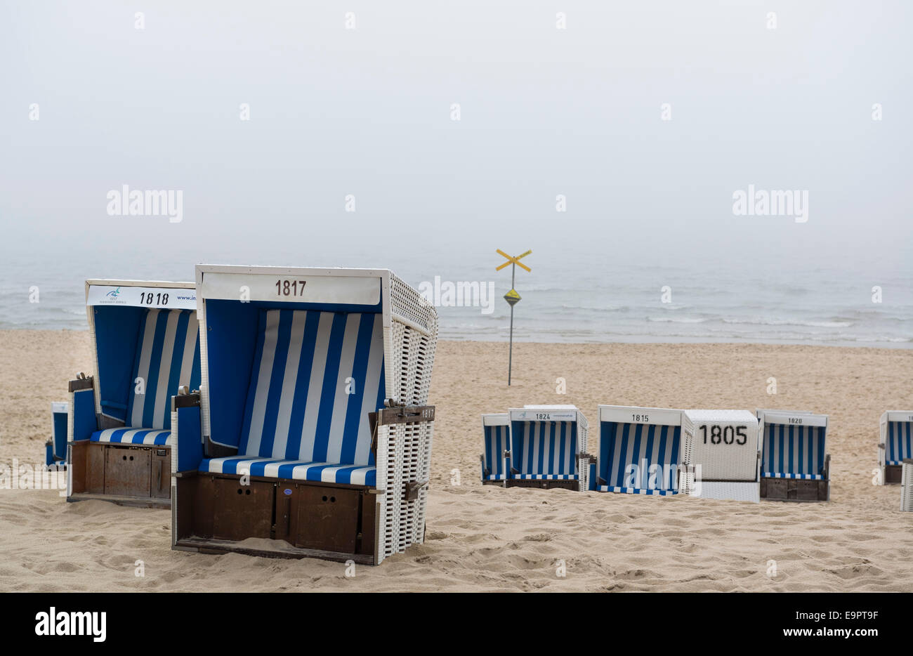 Strandkoerbe stehen verlassen am Zentralstrand von Westerland auf Sylt/08.06.2014 Foto: Stephan Goerlich Stock Photo