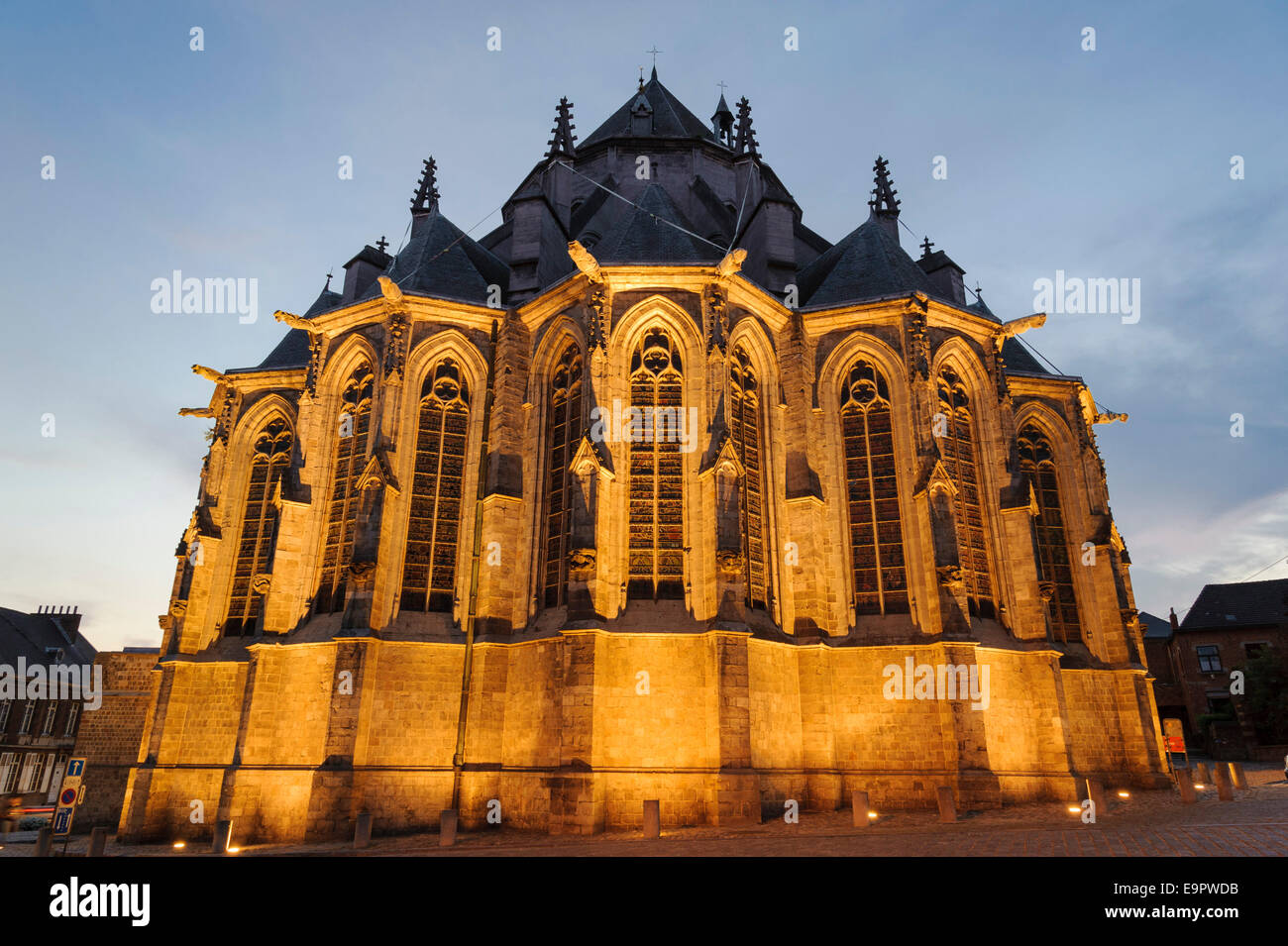 Beleuchteter Chor der Stiftskirche St. Waltrudis bei Dämmerung, Mons, Hennegau, Wallonie, Belgien, Europa | illuminated choir, a Stock Photo