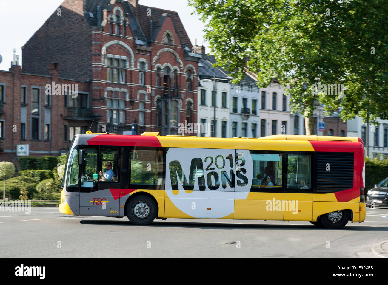 Linienbus mit Werbung für Mons 2015 Kulturhauptstadt, Mons, Hennegau, Wallonie, Belgien, Europa | equestrian statue Baudouin de  Stock Photo