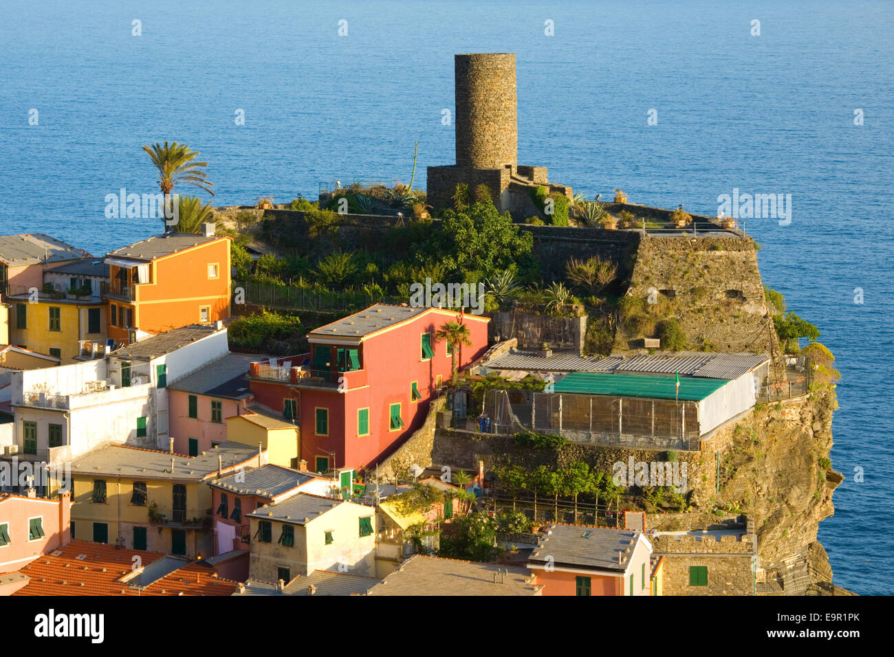 Vernazza, Cinque Terre National Park, Liguria, Italy. 15th century watchtower and colourful clifftop houses. Stock Photo
