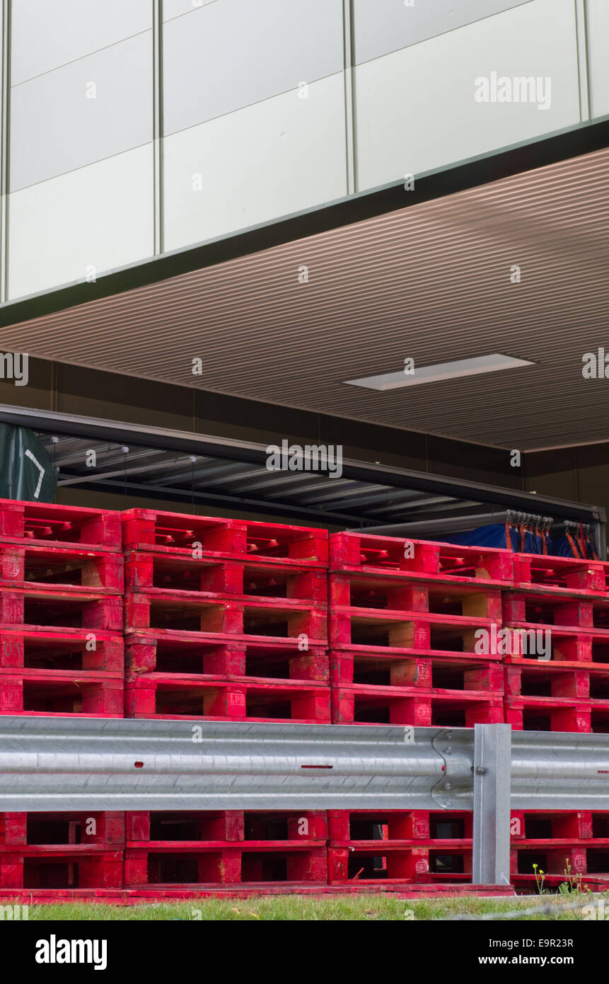 Red painted pallets hires stock photography and images Alamy