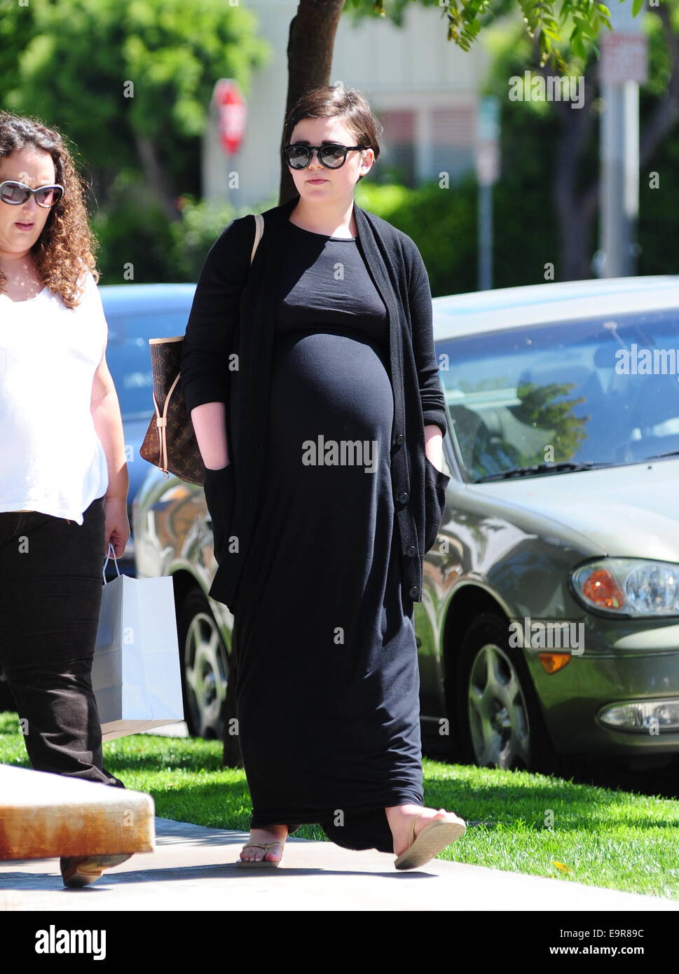 Heavily pregnant Ginnifer Goodwin out shopping for designer babywear at Bel  Bambiniin in Beverly Hills. She dressed in a black maxi dress with matching  cardigan and wore comfortable flip flops while accessorising, image size:969x1390