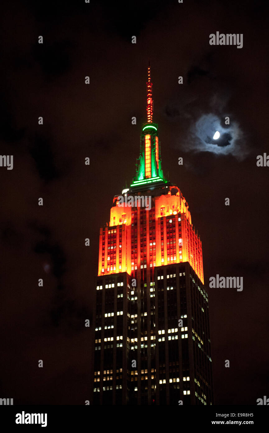 Manhattan, New York, USA. 31st Oct, 2014. The Empire State Building tower lights are lit in a show to celebrate Halloween, Friday, October 31, 3014. Credit:  Bryan Smith/ZUMA Wire/Alamy Live News Stock Photo