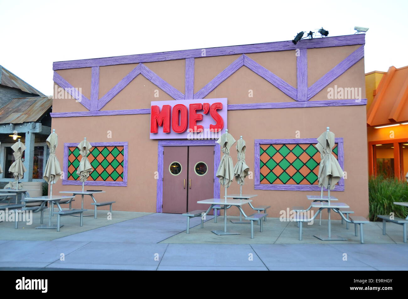 Moes bar hi-res stock photography and images - Alamy