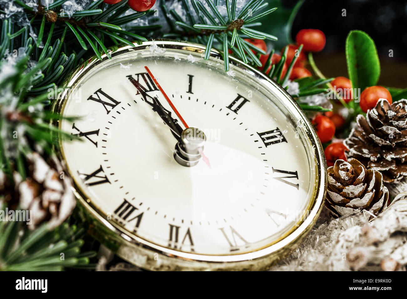 часы новогодние. часы без пяти 12 новый год. часы новогодние без 5 минут 12. новогодние часы 5 минут. новогодние часы без пяти минут.