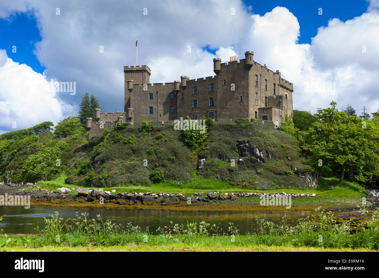 Highland fortress Dunvegan Castle, the Highlands ancestral home of the MacLeod clan, and loch on the Isle of Skye, SCOTLAND Stock Photo