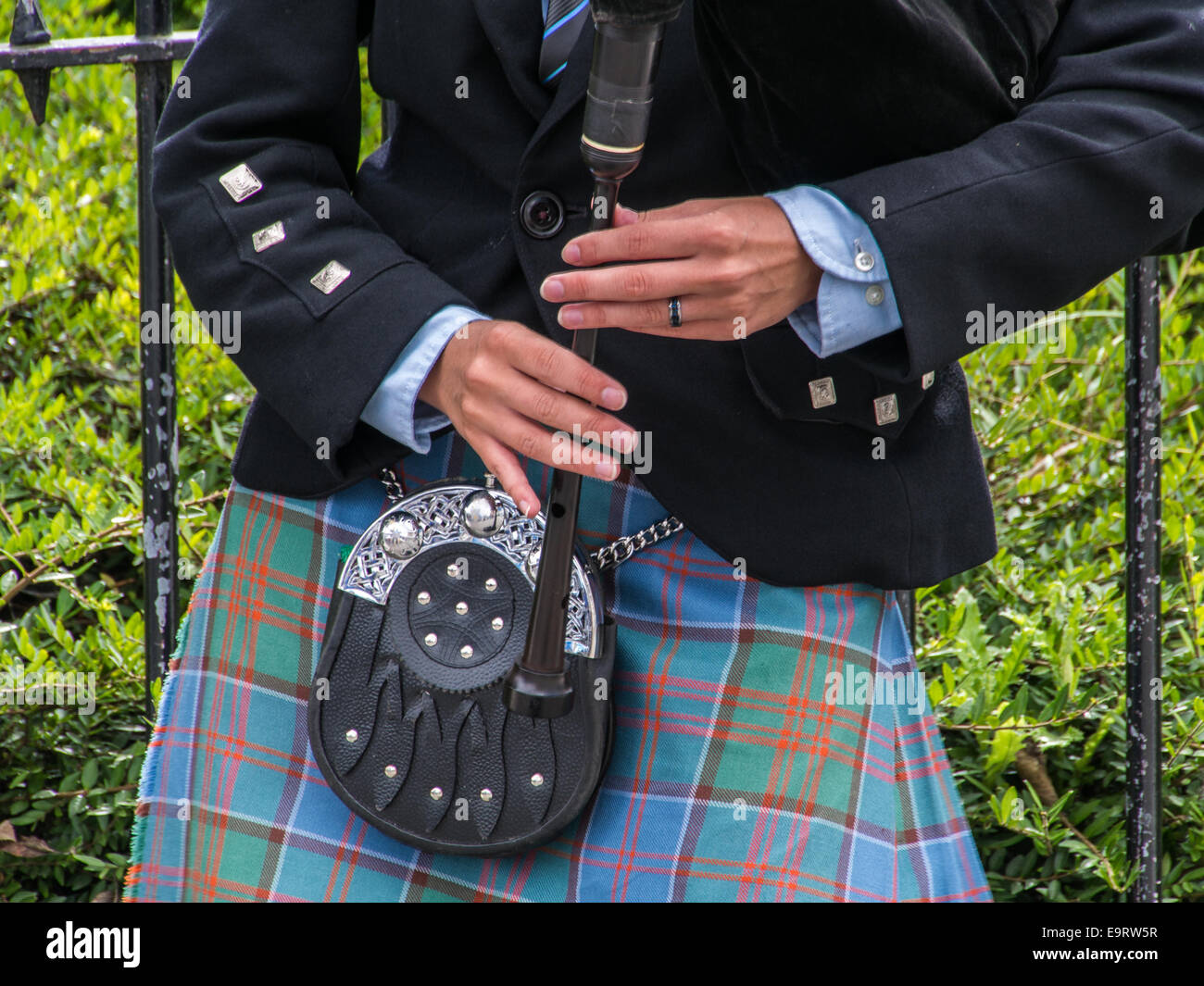 Piper playing in the streets of Edinburgh Stock Photo