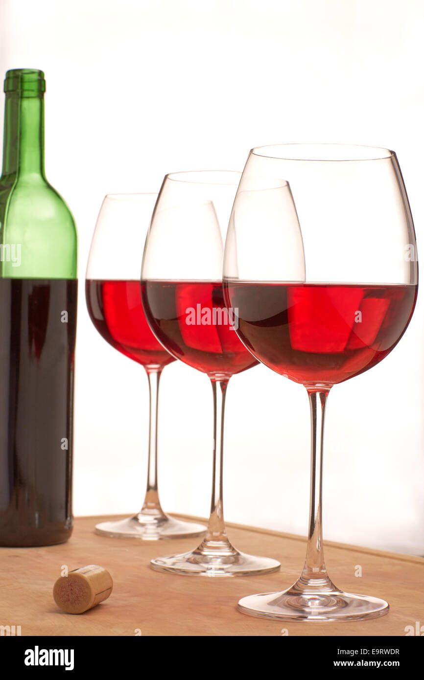 Rotweingläser und Weinflasche Stock Photo