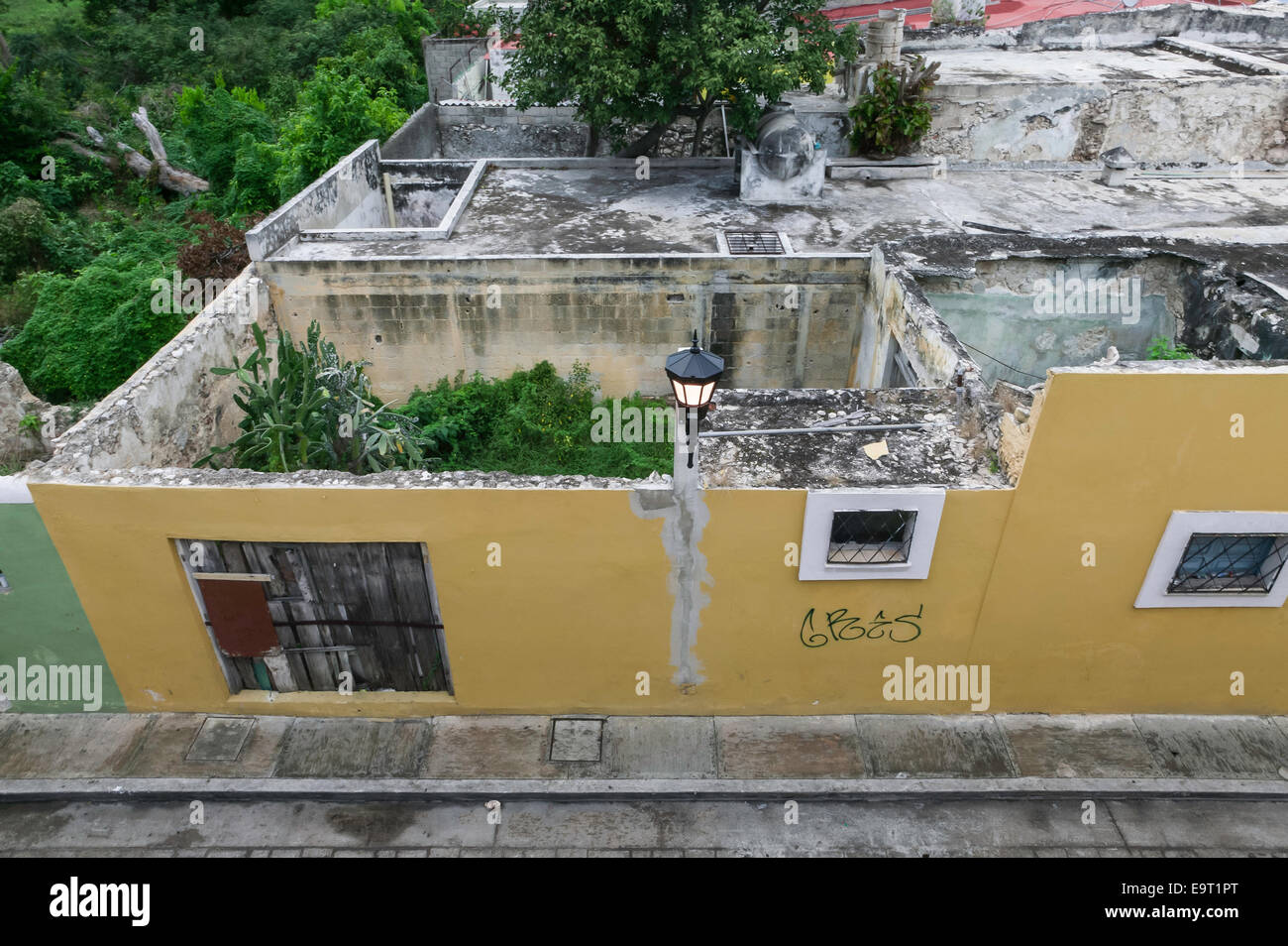 Spanish colonial house with collapsed roof being reclaimed by nature, Campeche, Mexico Stock Photo