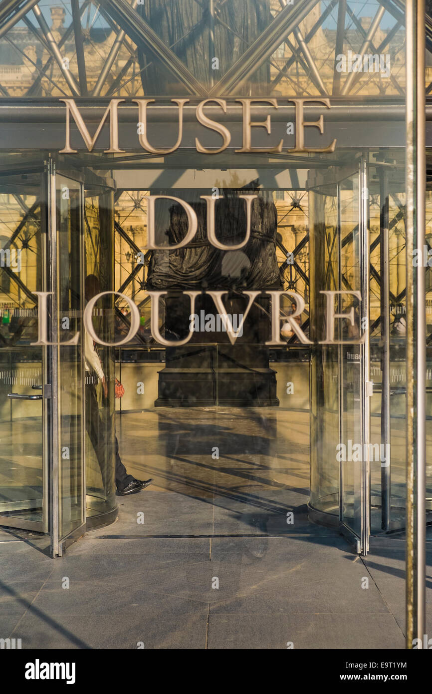 main entrance to the louvre museum through the door in the large pyramid in the inner courtyard