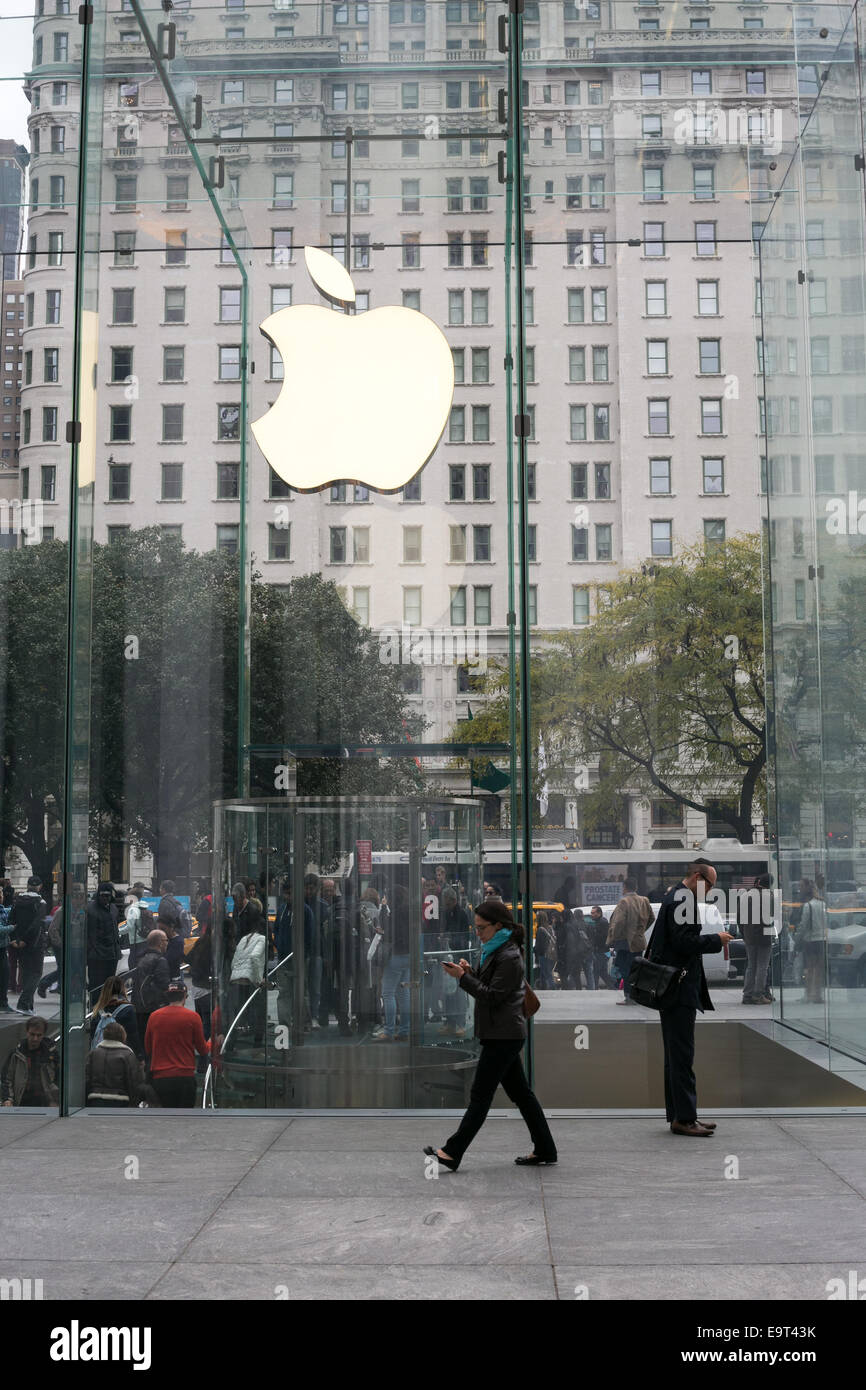 Apple retail store selling iPhones, iPads and more in sleekly designed  spaces. located in Westfield UTC. with pedestrians passing by outside the  store. La Jolla. San Diego, California, USA. March 23rd, 2019