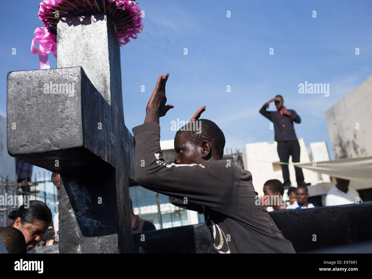 Port Au Prince, Haiti. 1st Nov, 2014. A devotee of the voodoo religion takes part in the celebration of the Fed Gede (Festival of the Ancestors), in the National Cemetery of Port-Au-Prince, Haiti, on Nov. 1, 2014. The Fed Gede, a religious ritual of voodoo origin, which is equivalent to the Day of the Dead, All Saints Day and All Souls Day, is celebrated in Port-Au-Prince. Credit:  Fran Afonso/Xinhua/Alamy Live News Stock Photo