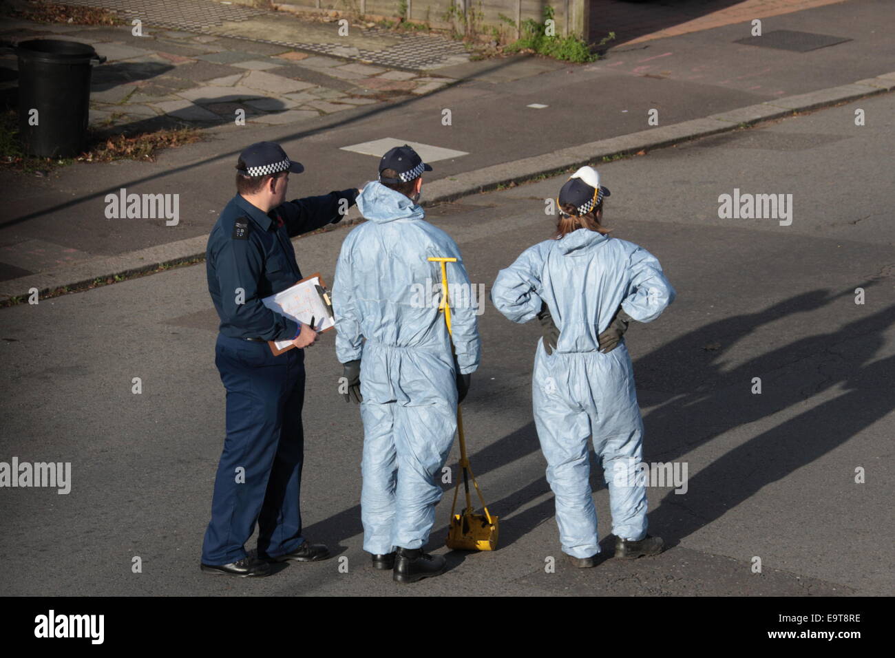 Ilford, London, UK. 01st Nov, 2014. Man found dead after woman murdered in Ilford on Friday evening. A young woman was stabbed to death on Valetines Road in Ilford at around 17:30 Friday 31/10/14. Some 90 minutes later a male was found collapsed in AucklandRd.,  Ilford it is understood his death is related to the earlier stabbing. The dead man's death is not being treated as suspicious. A large crime scene cordon was put in place resulting in significant disruption to local residents Friday night and into Saturday afternoon as police searched local gardens for clues. © HOT SHOTS/Alamy Live New Stock Photo
