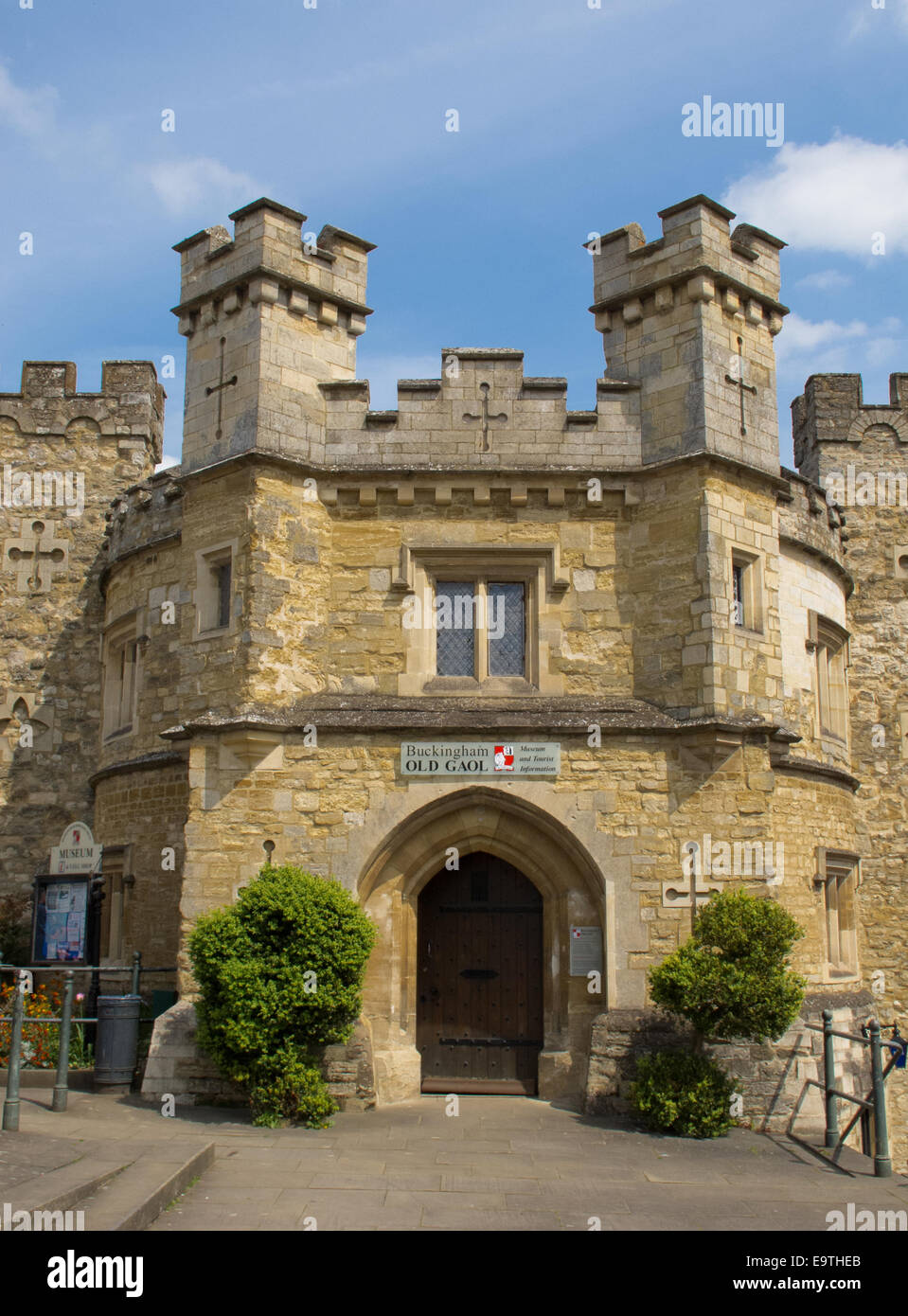 The Old Gaol, Market Hill, Buckingham, England. At the heart of the historic market town of Buckingham. The Old Gaol was built in 1748 in the style of a castle, with later additions in 1839 by local architect George Gilbert Scott. The prison is now a museum. Stock Photo