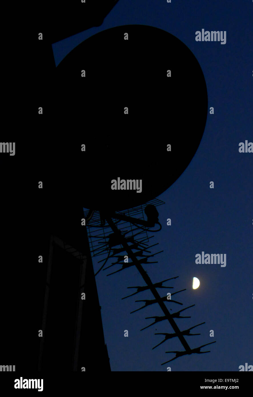London satellite aerial night hi-res stock photography and images - Alamy