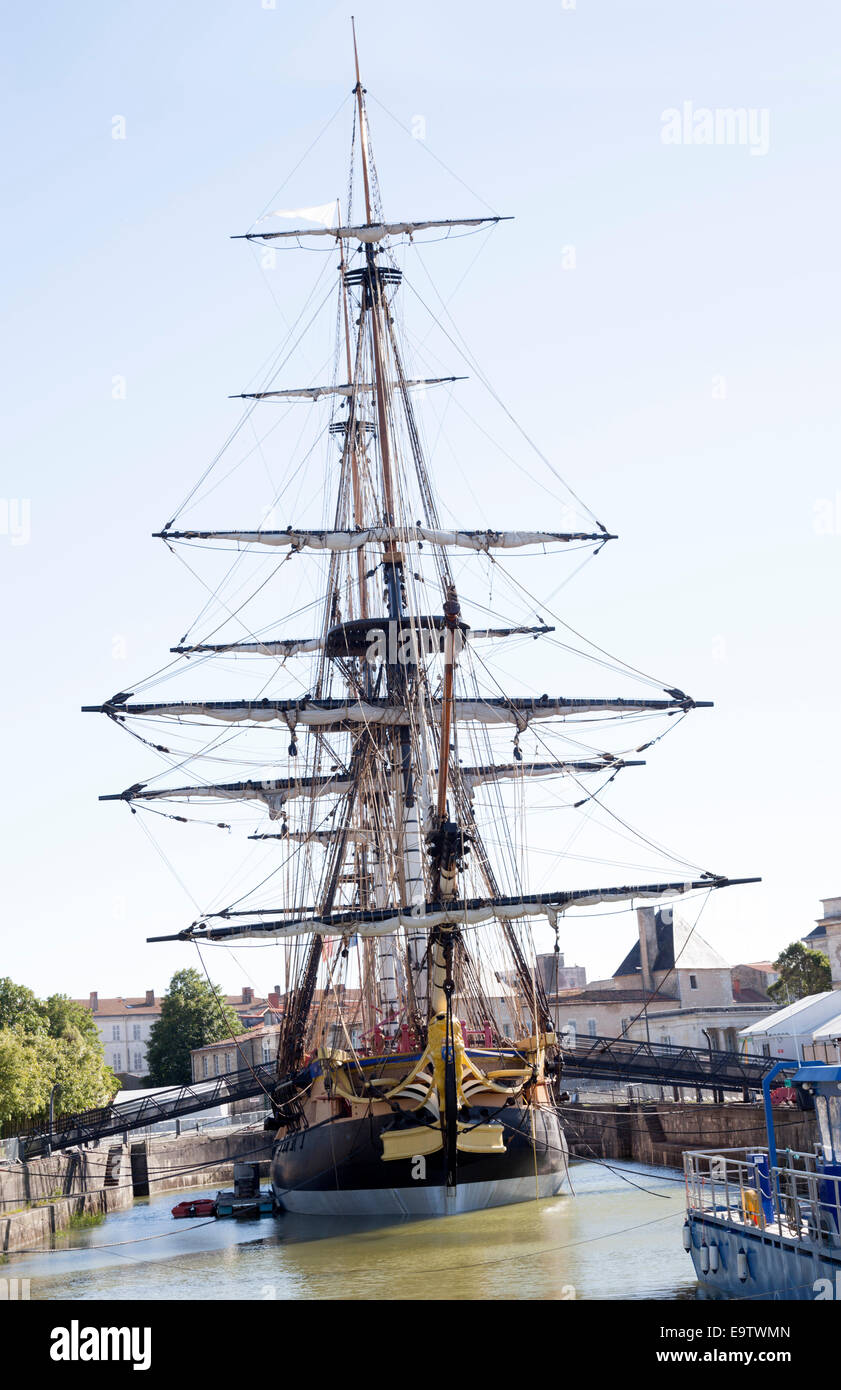 A view of the 'Hermione' frigate replica (bow), in a graving dock of the Rochefort harbour. Vue de l' Hermione à Rochefort. Stock Photo