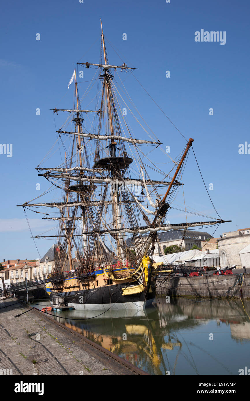 A view of the 'Hermione' frigate replica (bow), in a graving dock of the Rochefort harbour. Vue de l' Hermione à Rochefort. Stock Photo