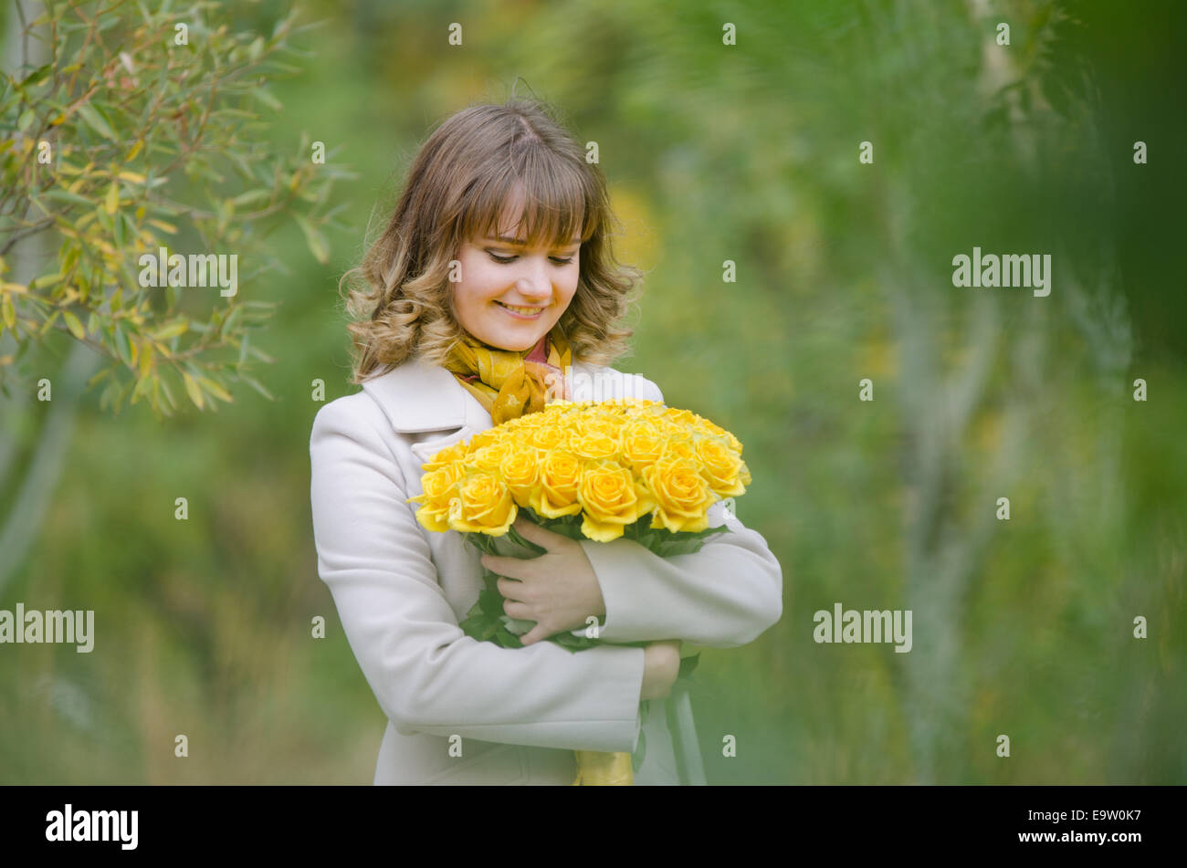 хацунэ мику сакура. красивые яркие платья. дизайн детской для девочки. девушка с букетом желтых роз. желтый розовый девочка.