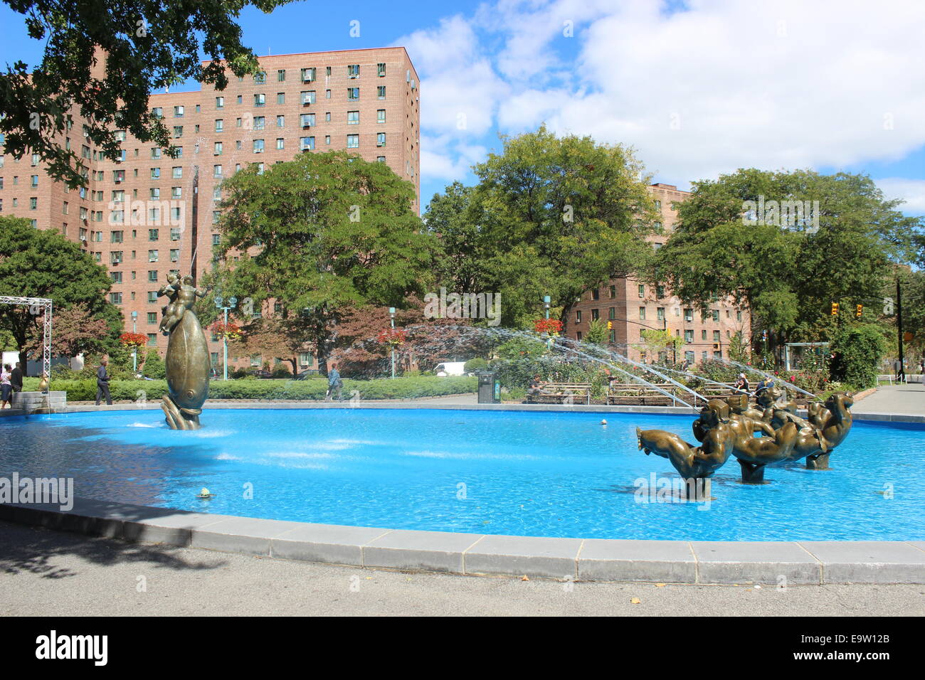 Metropolitan oval fountain parkchester bronx hires stock photography