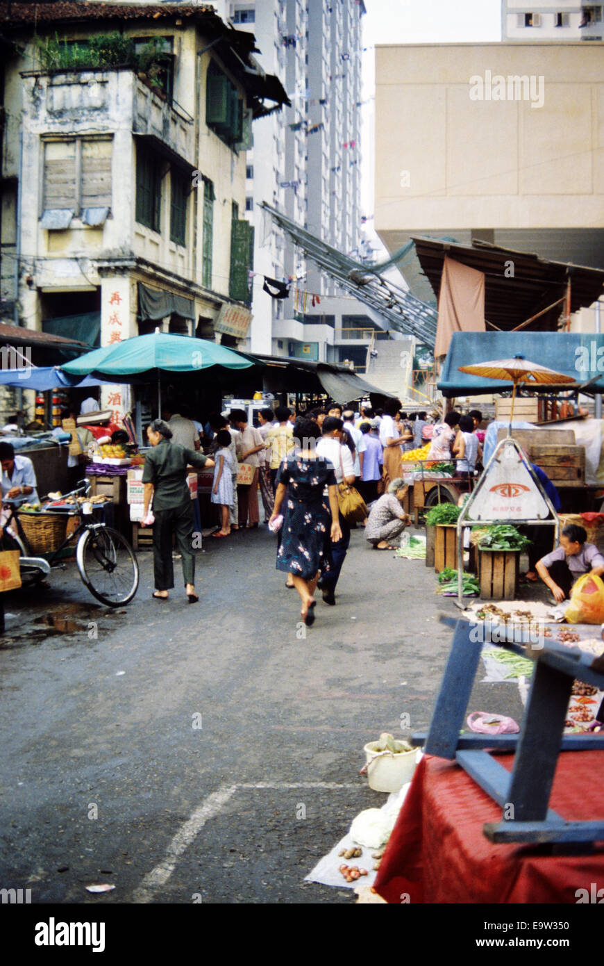 singapore-city-street-scene-in-the-late-1970s-street-vendors-ply