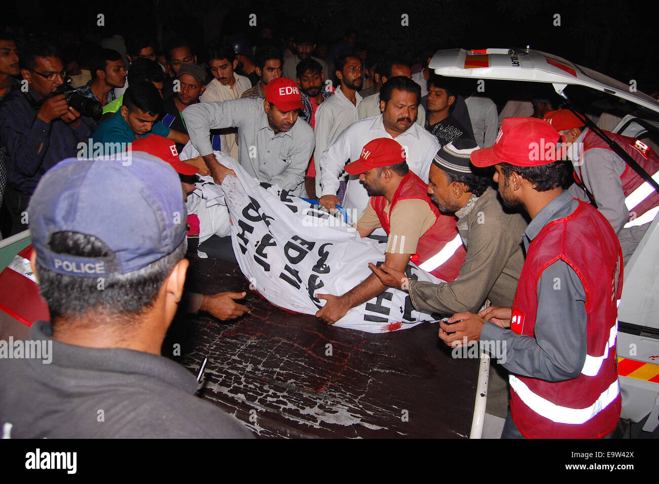 Lahore. 2nd Nov, 2014. Pakistani rescuers transfer a victim to a hospital after a suicide bomb attack near Wagah border in eastern Pakistan's Lahore on Nov. 2, 2014. Death toll rose to 54 and over 100 others were injured in the Sunday evening's suicide blast that took place near Wagah border crossing in Pakistan's eastern city of Lahore, hospital sources said. Credit:  Xinhua/Alamy Live News Stock Photo