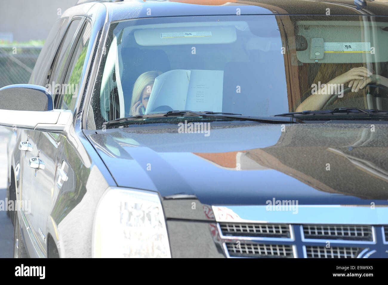 Tori Spelling stops by Taco Bell going through the drive thru while