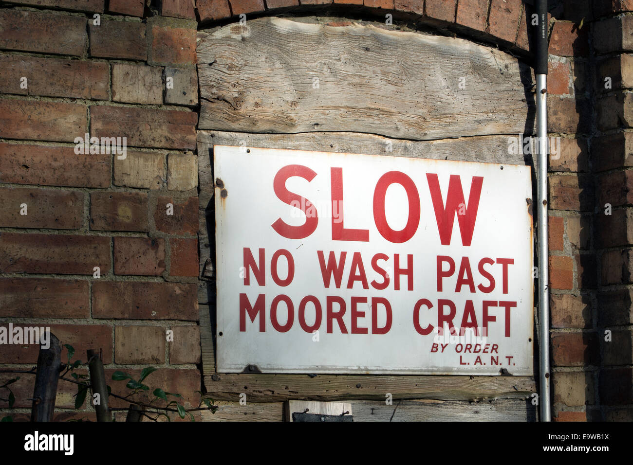 Slow sign at Fladbury Lock, River Avon, Worcestershire, England, UK Stock Photo