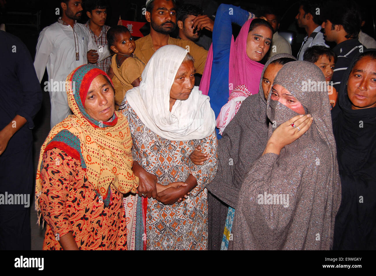 Lahore. 2nd Nov, 2014. People mourn over the death of their relatives at a hospital in eastern Pakistan's Lahore, Nov. 2, 2014. At least 55 people were killed and 118 others injured in a suicide blast that took place near Wagah crossing point at Pak-India border in Pakistan's eastern city of Lahore on Sunday evening, police officials said. © Jamil Ahmed/Xinhua/Alamy Live News Stock Photo