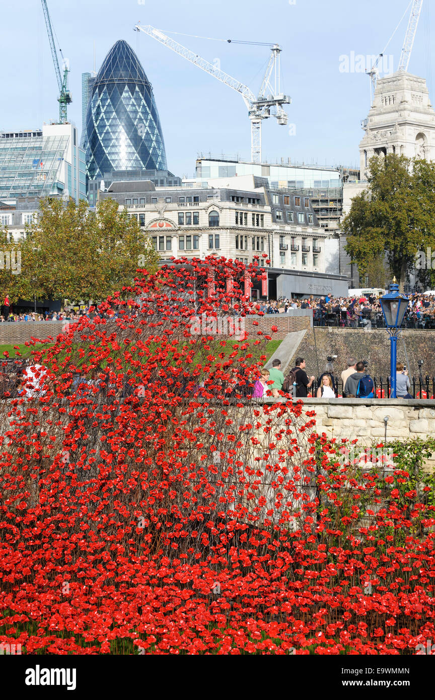 UK, England, London. Ceramic poppies at the Tower of London commemorate the centenary of the start of World War 1. Stock Photo